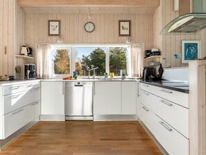 Fridge, microwave, dishwasher, cookware/dishes/utensils - "Tjorven" - 400m from the sea by Interhome (Læsø)