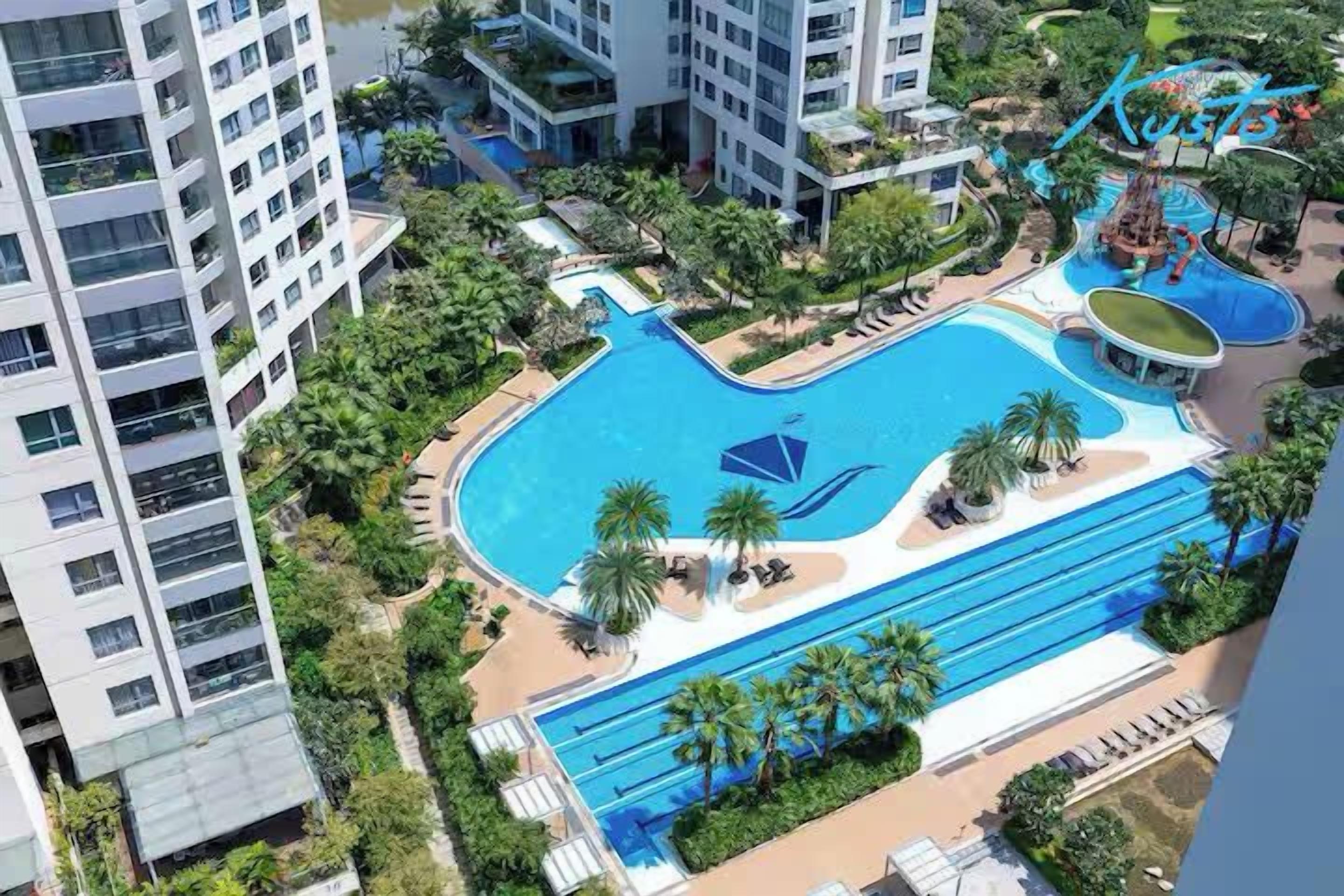 Suite Grand, 1 habitación, Acceso al salón del club, vistas al río | Piscina | Una piscina al aire libre