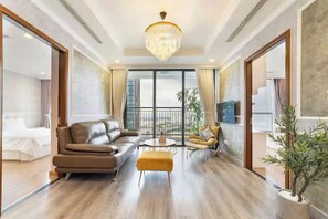 Suite familiale, 3 chambres, accès au bar-salon, vue sur le fleuve | Draps en coton égyptien, literie de qualité, couette en duvet