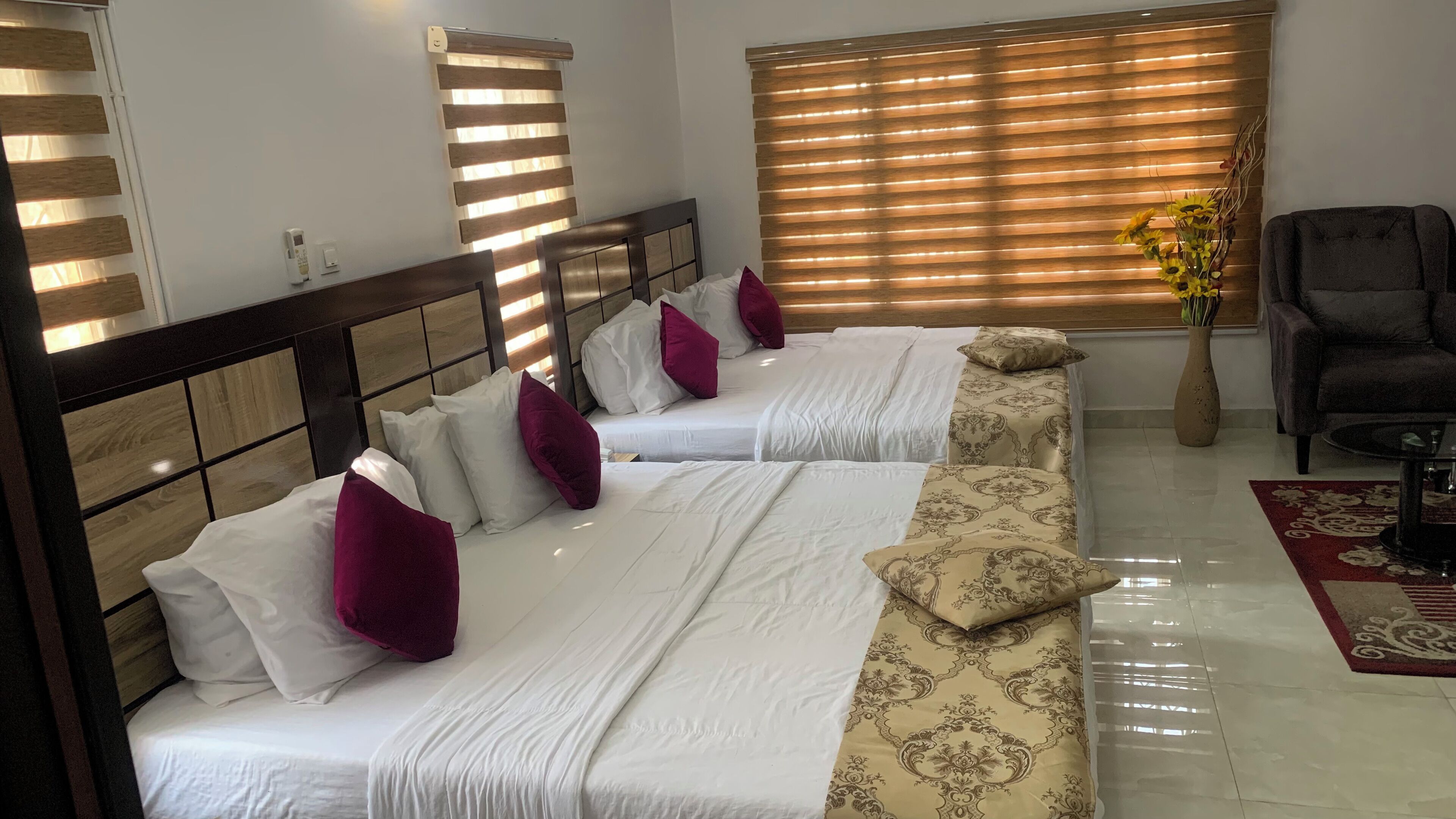 Escritorio, espacio para trabajar con un portátil, wifi gratis