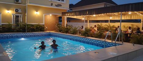 حمّام سباحة خارجي