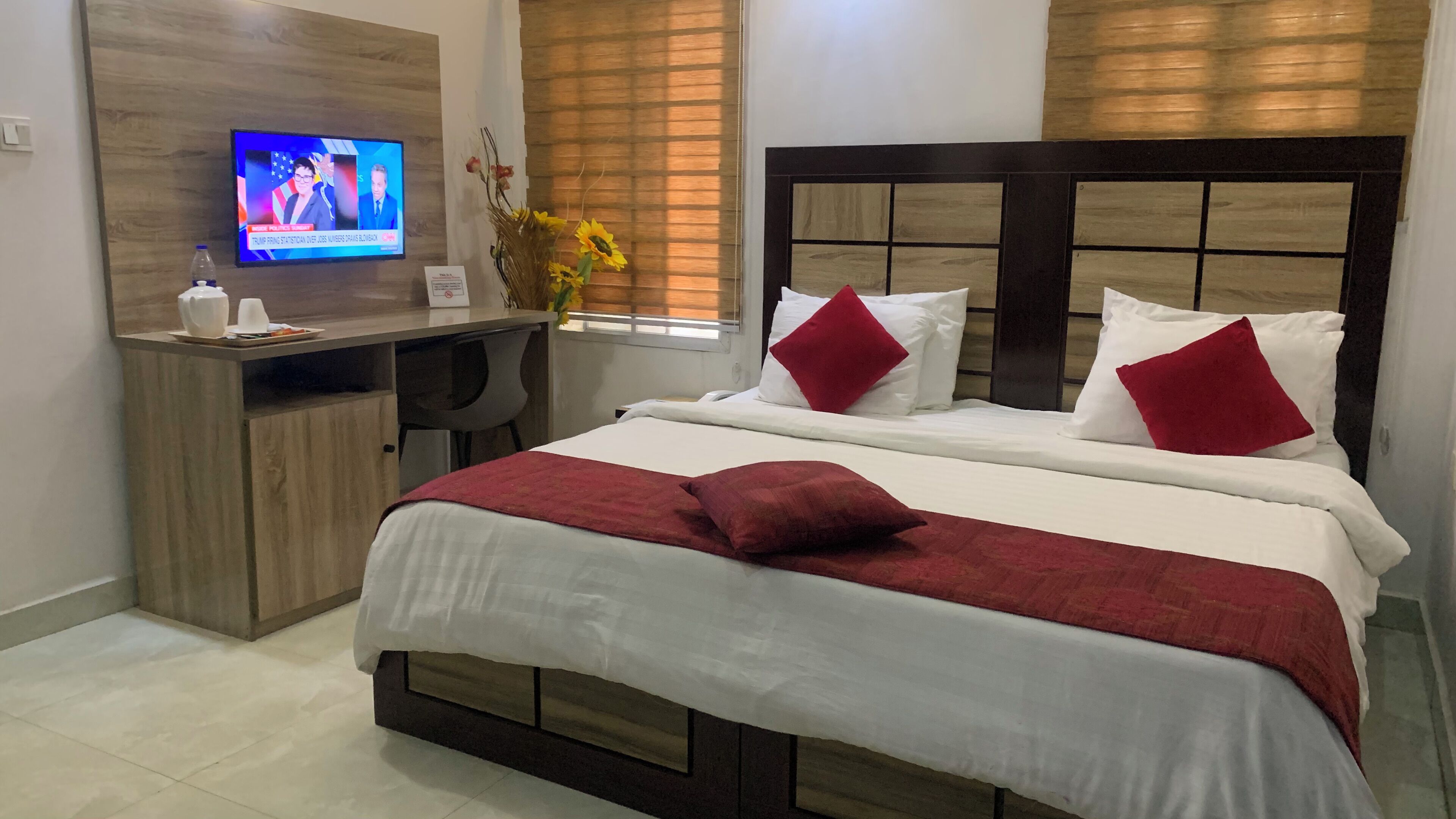 Escritorio, espacio para trabajar con laptop y wifi gratis 