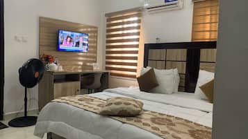 Escritorio, espacio para trabajar con laptop y wifi gratis