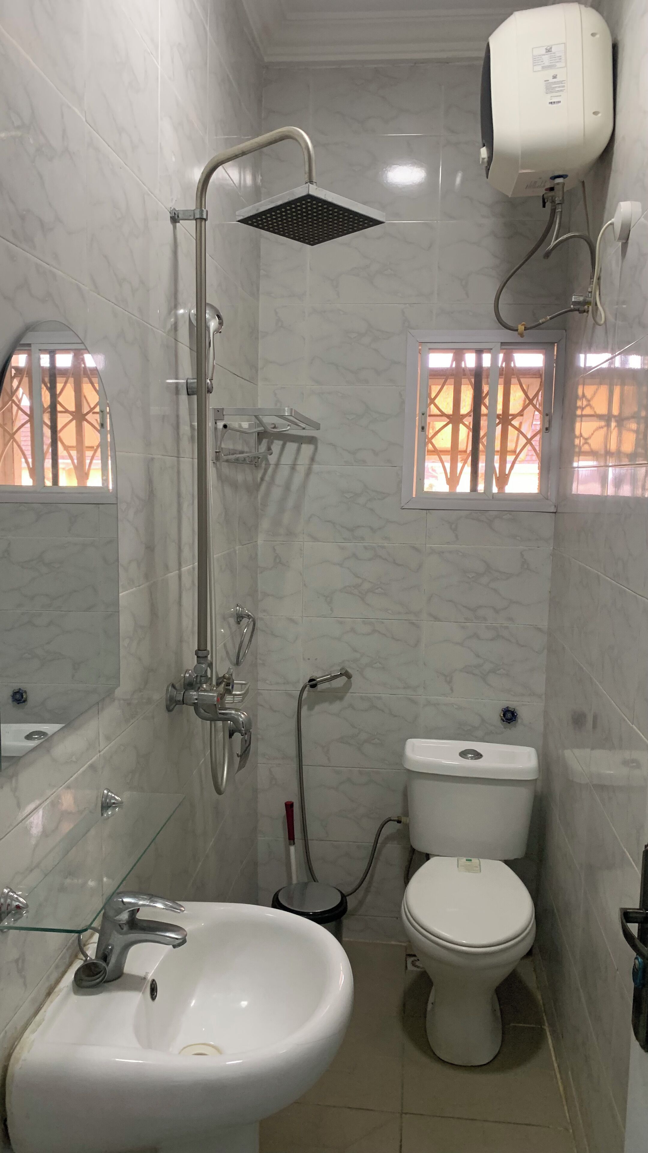 Ducha, artículos de higiene personal gratuitos, toallas y jabón