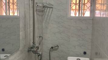 Ducha, artículos de higiene personal gratuitos, toallas y jabón