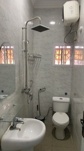 Dusche, kostenlose Toilettenartikel, Handtücher, Seife
