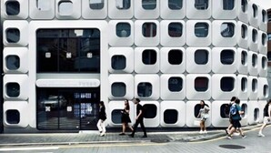 Een modern gebouw met een uniek modulair ontwerp, met meerdere ramen en een centrale ingang.