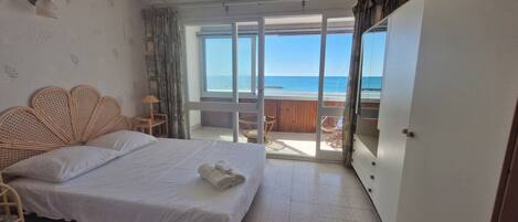 2 chambres, fer et planche à repasser, Wi-Fi, draps fournis