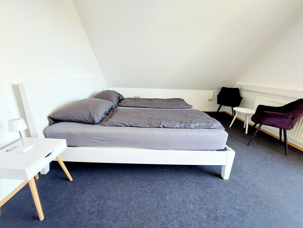 4 bedrooms, bed sheets