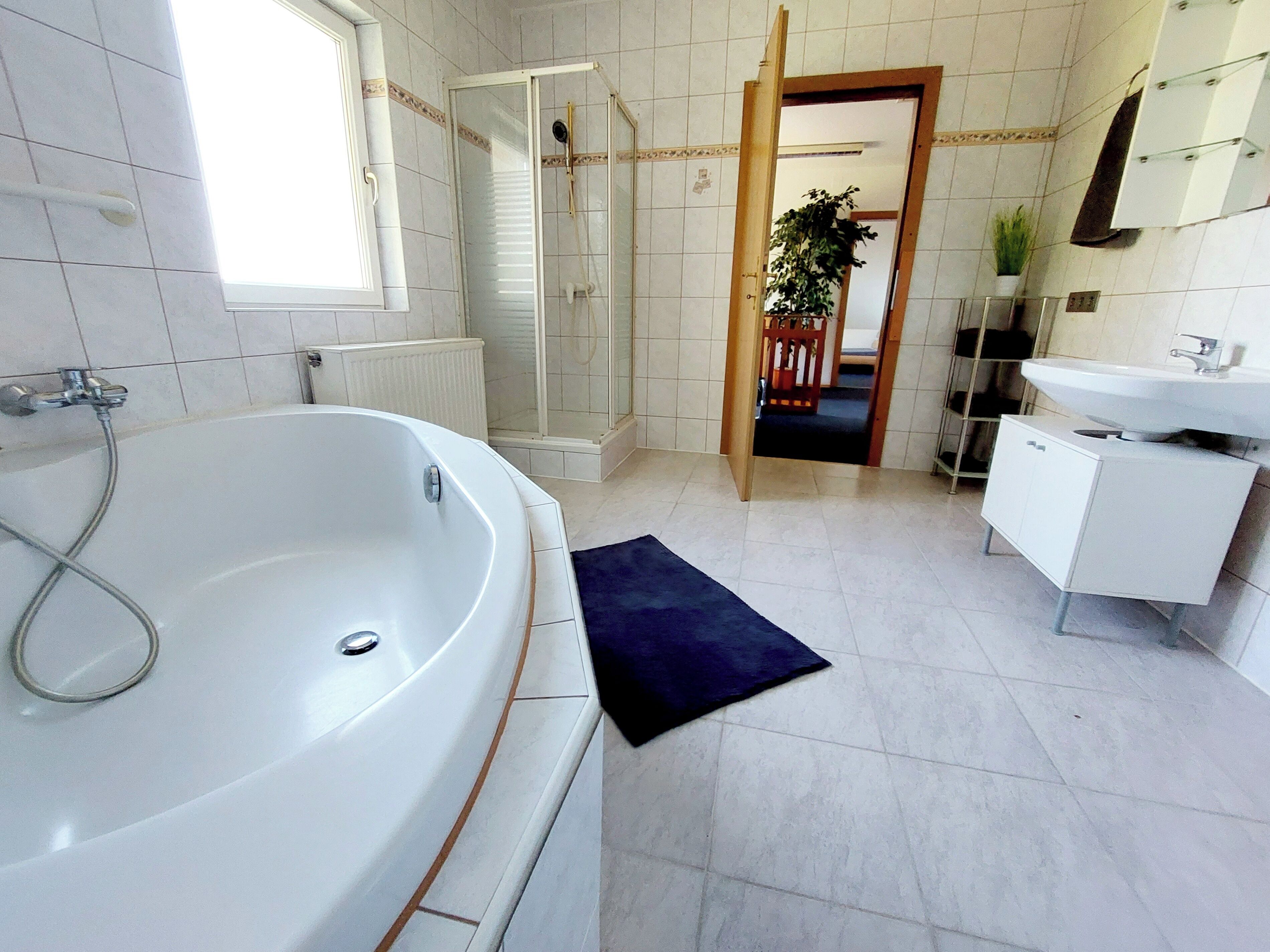 Bathtub dan shower terpisah, bathtub besar, pengering rambut, dan handuk