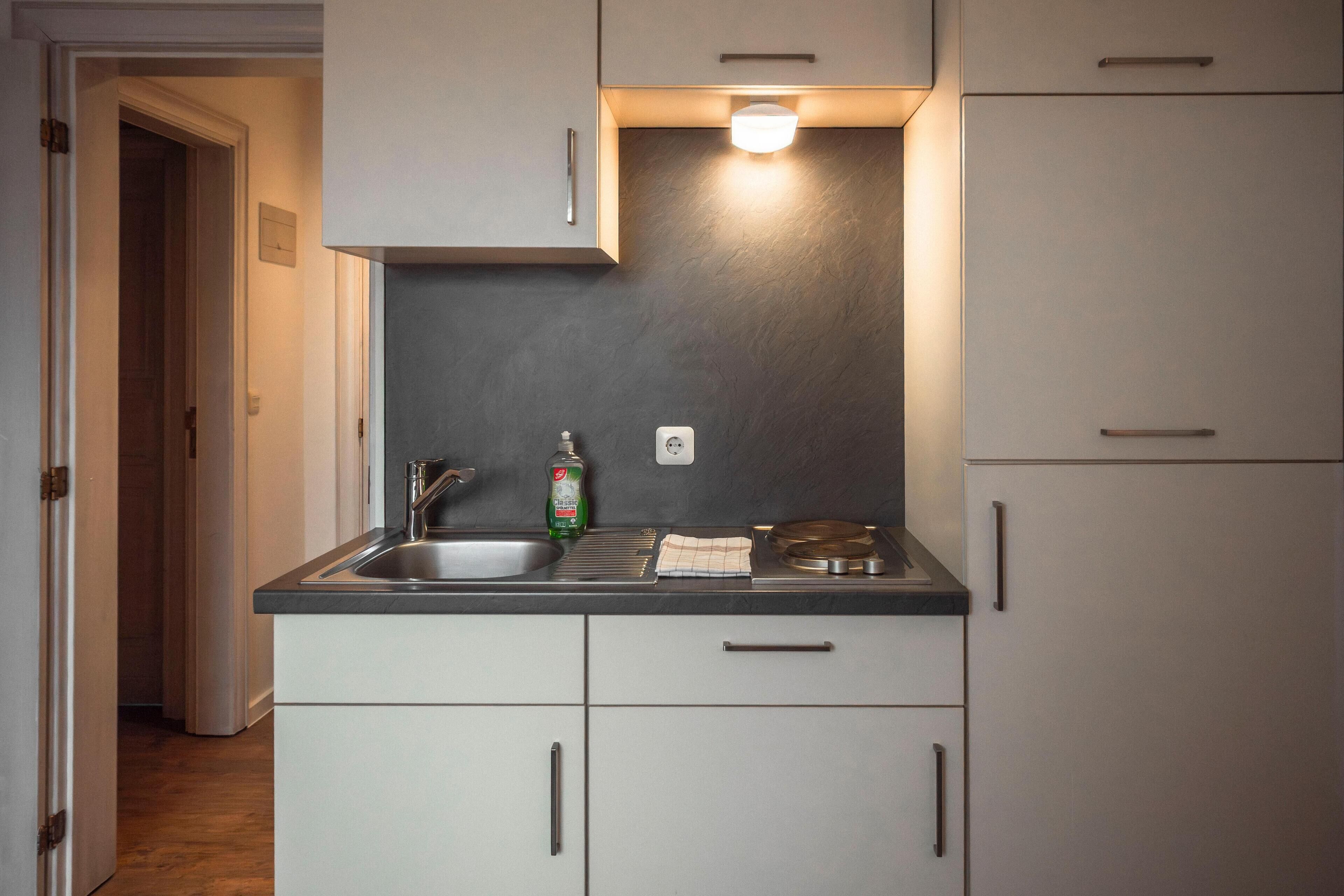 Kühlschrank, Mikrowelle, Herdplatte, Wasserkocher mit Kaffee-/Teezubehör