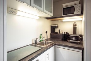 Kühlschrank, Mikrowelle, Herdplatte, Wasserkocher mit Kaffee-/Teezubehör