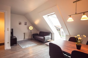 TV - Comfortable vacation home Deichkoje 6 with garden and terrace in Dagebüll (Dagebüll)