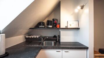 Kühlschrank, Mikrowelle, Herdplatte, Wasserkocher mit Kaffee-/Teezubehör