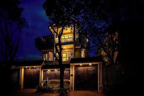 فيلا رئاسية - ٦ غرف نوم - إمكانية الدخول إلى صالة النادي - منظر للحديقة | إطلالة الغرفة