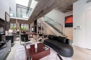 Grand Villa, 5 Yatak Odası, Club Dinlenme Salonu Girişi, Bahçe Manzaralı | Mısır pamuklu çarşaf takımı, kaliteli yatak takımı, kuştüyü yorgan 