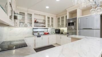 Refrigerador con freezer, microondas, horno, placa de cocina