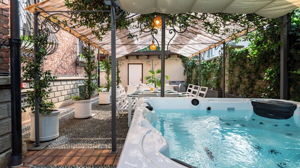 Bain à remous extérieur