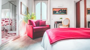 6 bedrooms, desk, iron/ironing board, travel crib