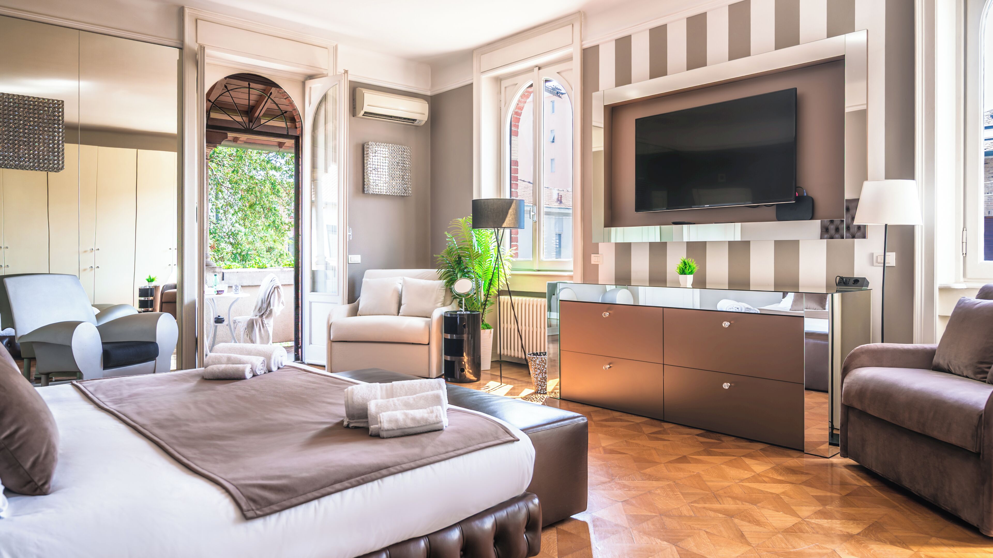 6 bedrooms, desk, iron/ironing board, travel cot