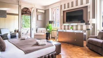 6 Schlafzimmer, Schreibtisch, BĂŒgeleisen/BĂŒgelbrett, Reisekinderbett