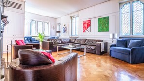 تلفزيون ذكي، مدفأة، مشغل دي في دي، كرة قدم الطاولة