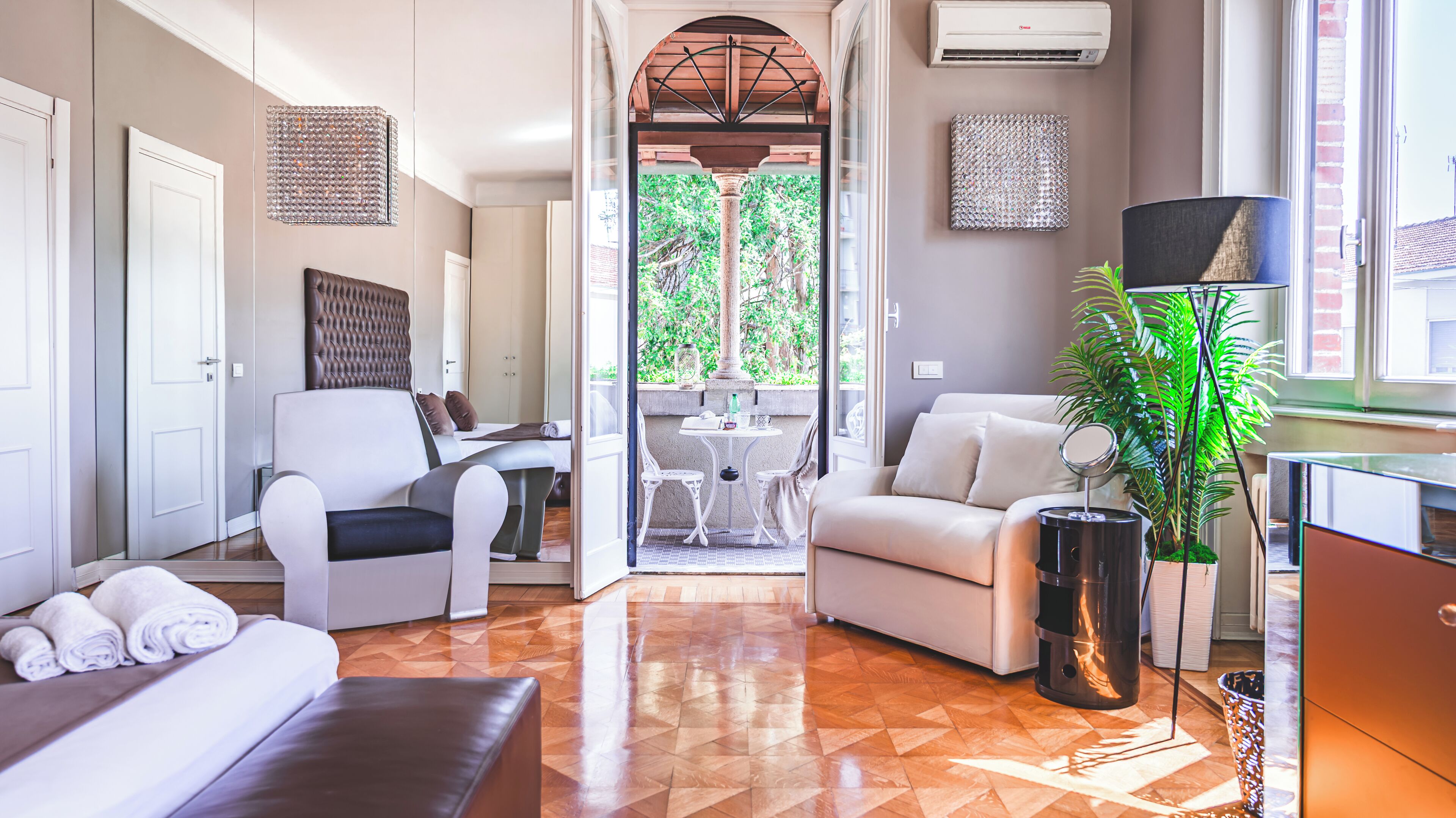 TV connectée, cheminée, lecteur de DVD, baby-foot