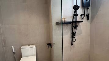 Tremannsrom – superior | Bad | Dusj, hårføner, håndklær og toalettpapir