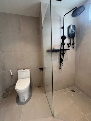 Superior Triple Room | Bathroom | Shower, hair dryer, towels, toilet paper - Siam Escape (Bangkok)