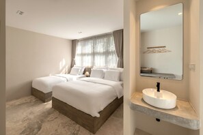 Superior Triple Room | Free WiFi, bed sheets - Siam Escape (Bangkok)
