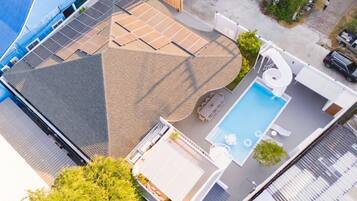 Vista frontal de la propiedad