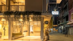 A modern building with a sign reading "SIAM ESCAPE." - Siam Escape (Bangkok)
