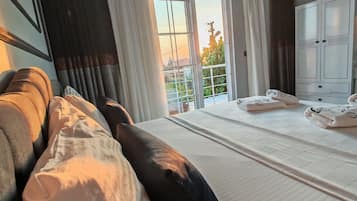 Familie appartement, balkon, uitzicht op stad | Luxe beddengoed, een minibar, een kluis op de kamer, geluiddichte muren