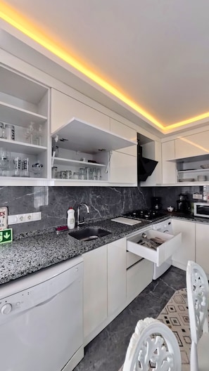Family Condo, Balcony, City View | Dapur peribadi | Pembancuh kopi/teh, Peralatan membersih, tisu 
