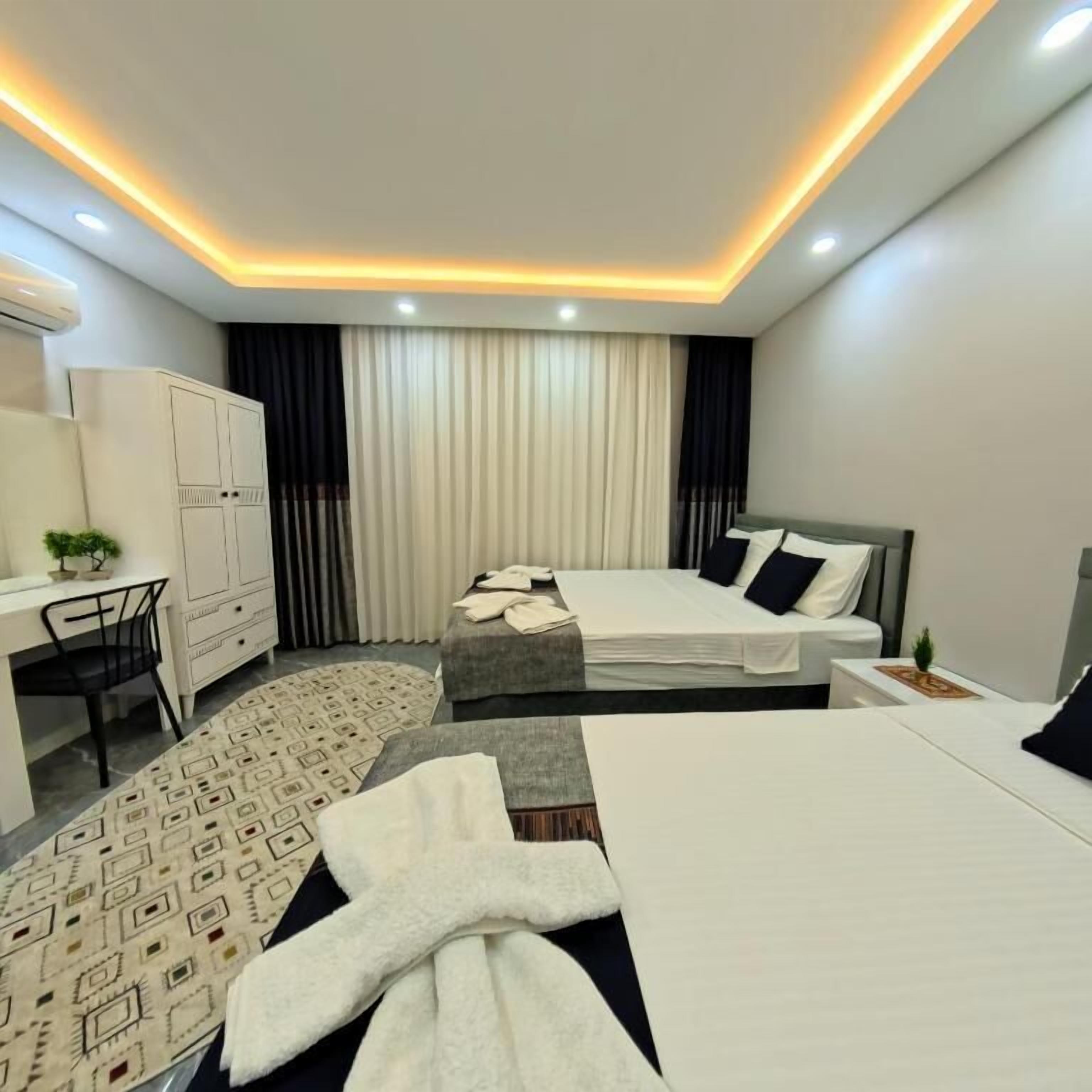 Habitación con 2 camas individuales, balcón, vista a la ciudad | Ropa de cama de alta calidad y minibar 