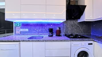 Camera con 2 letti singoli, balcone, vista città | Cucina privata | Macchina per tè/caffè