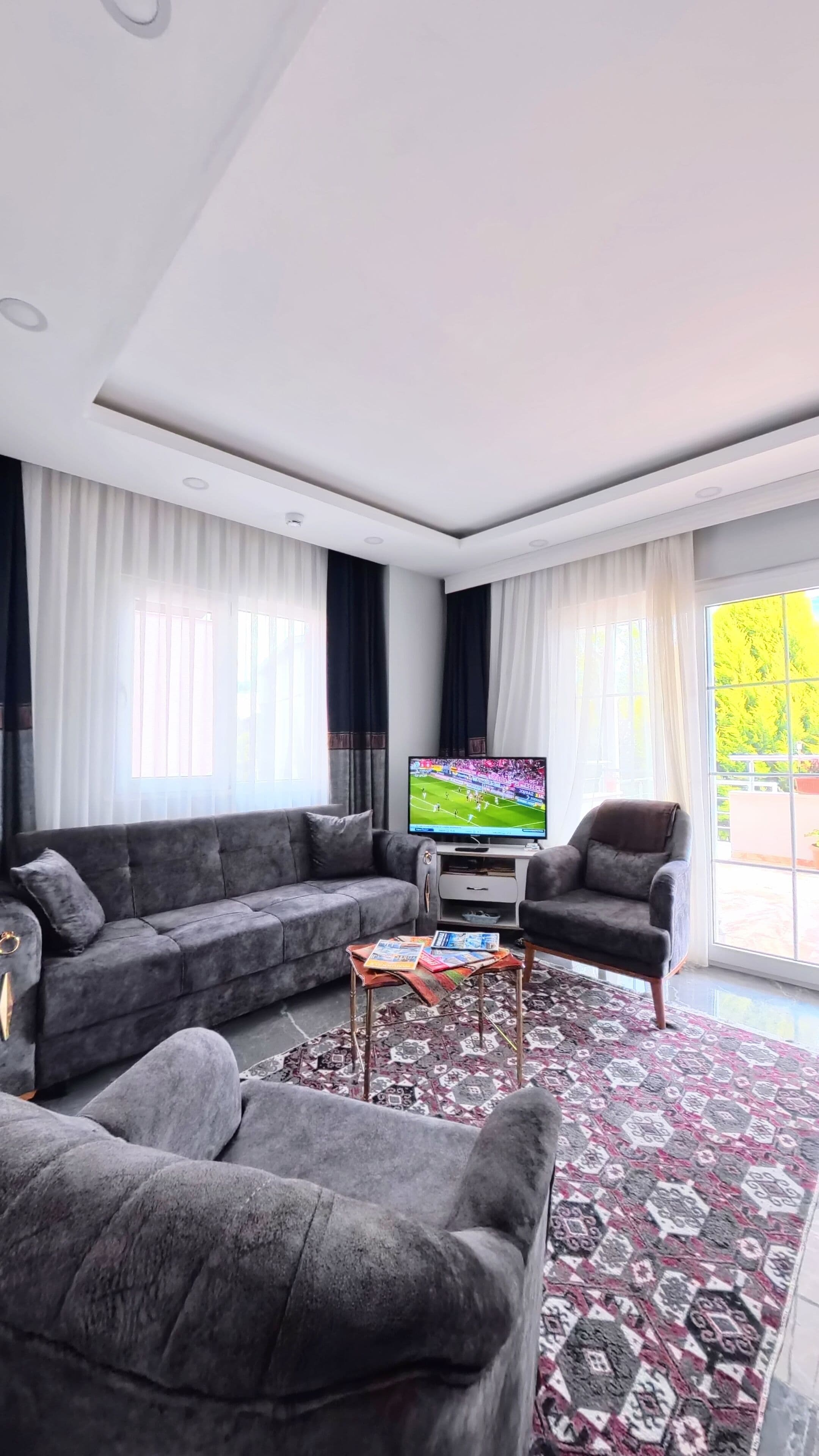 Family Condo, Balcony, City View | Ruang tamu | 59 cm televisyen LCD dengan satelit 