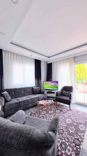 Apartamento familiar, balcón, vistas a la ciudad | Zona de estar | Televisión LCD de 59 cm con canales por satélite