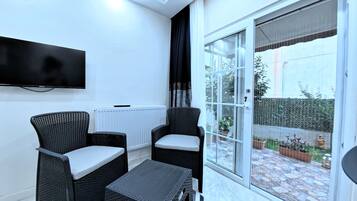 Deluxe tweepersoonskamer, balkon, uitzicht op de stad | Woonruimte | Een 59-cm lcd-televisie met satellietzenders