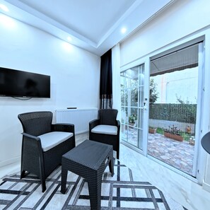 Chambre Double Deluxe, balcon, vue ville | Coin séjour | Télévision LCD de 59 cm avec chaßnes par satellite