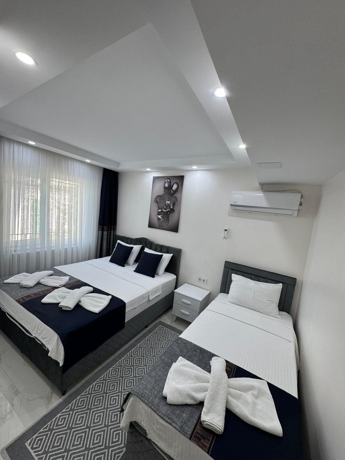 华丽双人房, 阳台, 城市景观 | 高档床上用品、迷你吧、客房内保险箱、隔音