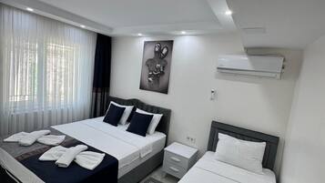 Habitación Deluxe doble, balcón, vistas a la ciudad | Ropa de cama de alta calidad, minibar, caja fuerte