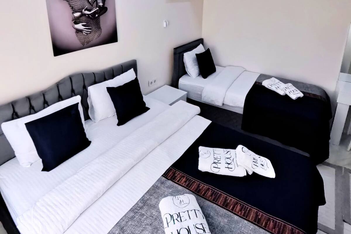 Romantic Condo, Balcony, City View | Egyptian cotton sheets, premium bedding, minibar, in-room safe
