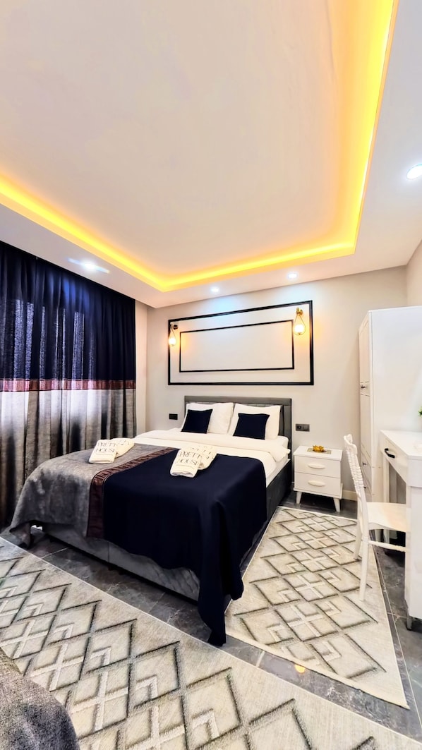 A modern hotel room with a bed, bedside tables, a desk, and a chair. - Pretty House (Pamukkale)