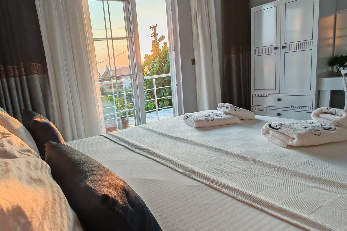 Family Condo, Balcony, City View | Egyptian cotton sheets, premium bedding, minibar, in-room safe