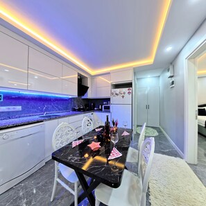 Chambre avec lits jumeaux, balcon, vue ville | Cuisine privée | CafetiÚre/bouilloire