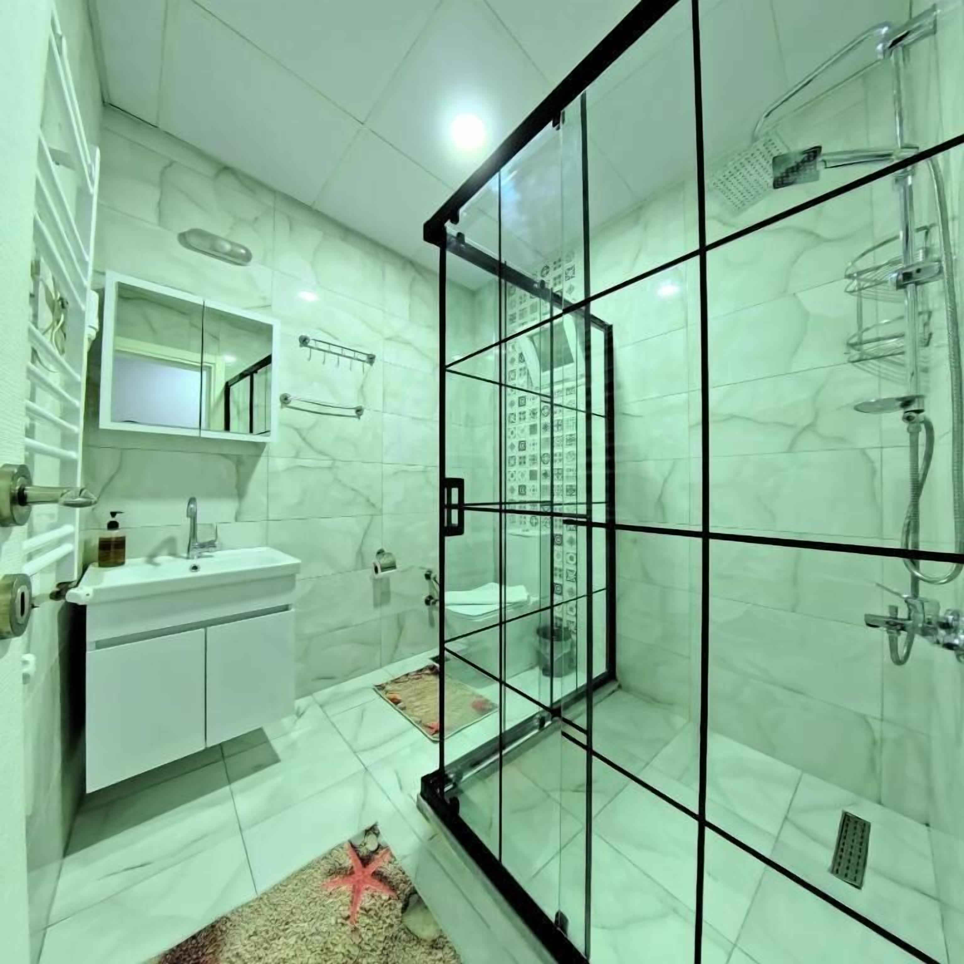 Appart'hôtel Familial, balcon, vue ville | Salle de bain | Chaussons