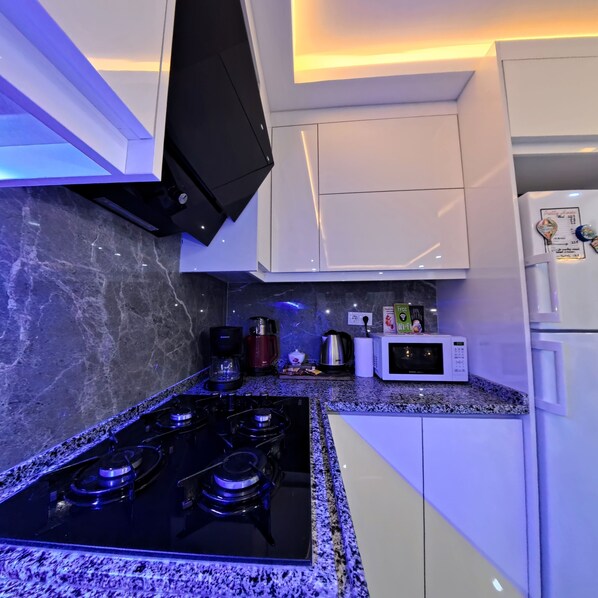 Chambre avec lits jumeaux, balcon, vue ville | Cuisine privée | CafetiÚre/bouilloire