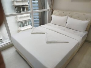 Skrivebord, skrivebord for bærbar PC, lydisolert og strykejern/-brett