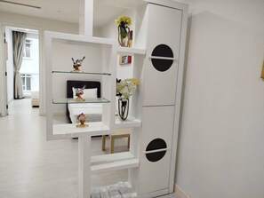 Familienapartment, 2 Schlafzimmer, Stadtblick | Wohnbereich | 32-cm-Smart-TV mit Digitalempfang